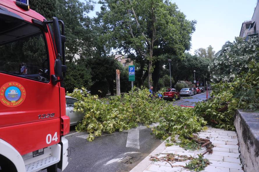 Nevrijeme poharalo Split, vatrogasci imaju pune ruke posla