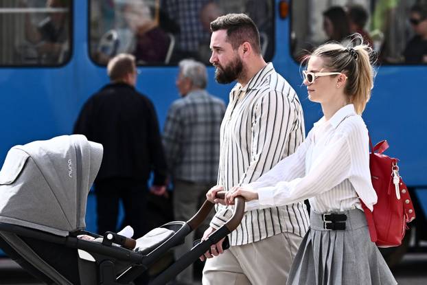 Zagreb: Matija Cvek s obitelji prošetao gradom