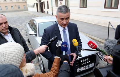 Karamarko ne isključuje da će Hrvatska podići žicu na granici