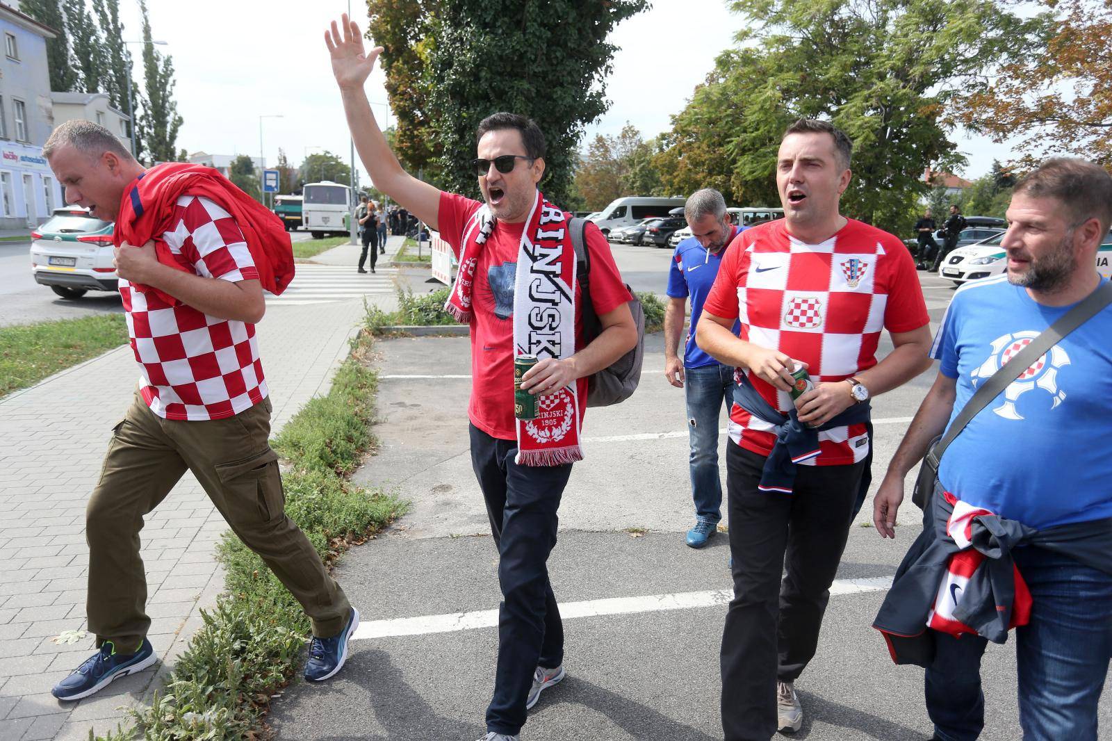 NavijaÄi se okupljaju u Trnavi uoÄi poÄetka utakmice izmeÄu SlovaÄke i Hrvatske