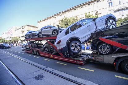 Rijeka: S kamiona za prijevoz automobila visi skupocijeni Audi
