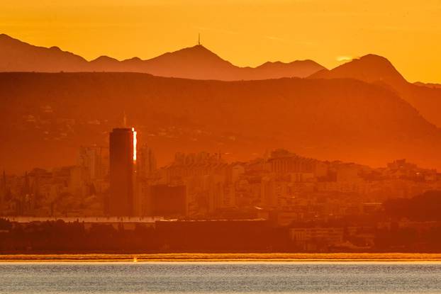 Kaštel Stari: Izlazak Sunca nad Splitom