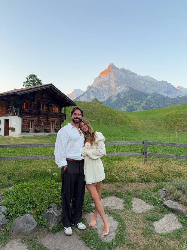 FOTO Ashlee ne prestaje privlačiti poglede: Radi za hit brend bikinija i pokazuje obline