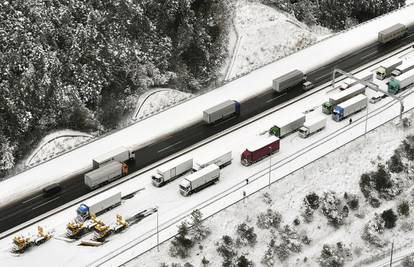 Obilan snijeg i velika hladnoća poremetili su promet u Japanu