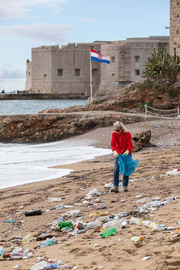 Dubrovnik: Čišćenje gradske plaže Banje od smeća i plastike nanesenih jugom