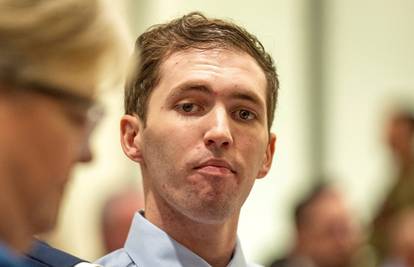 FOTO Ubojica Charlieja Kirka prvi put na sudu, smiješio se