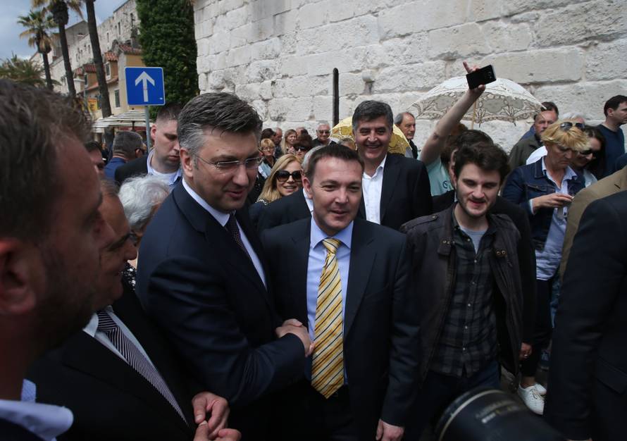 Kerum kao Papa pratio misu s prozora, stigao je i Plenković