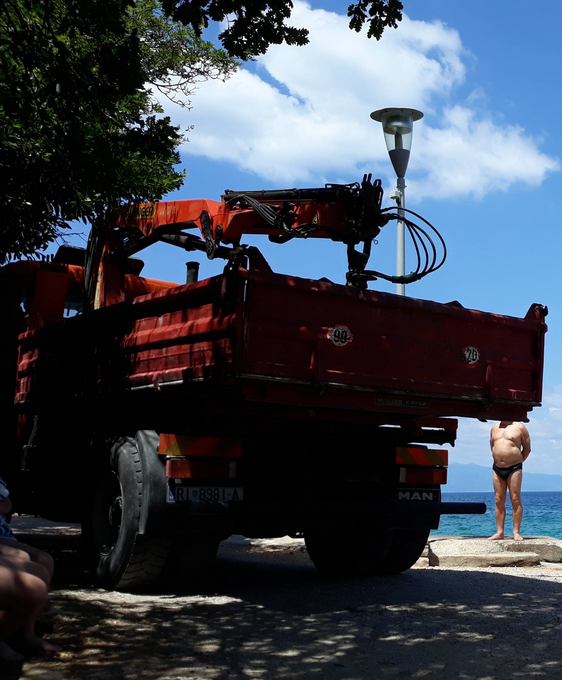 Počela sezona, a oni nasipavaju plažu. I to pred šefom Sabora!