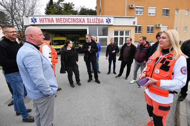 Prosvjed ispred Nastavnog zavoda za hitnu medicinu Varaždinske županije, traže odlazak ravnatelja