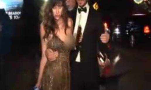 Paz se toliko napila da nije ni primijetila da joj svi vide grudi 