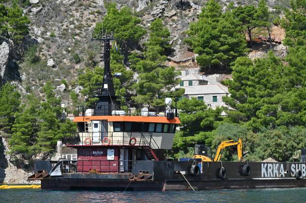 Nastavlja se rušenje bespravno izgrađenih objekata u uvali Vruja