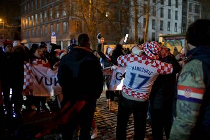 Riga: Navijači Hrvatske ispred stadiona uoči početka utakmice između Latvije i Hrvaske