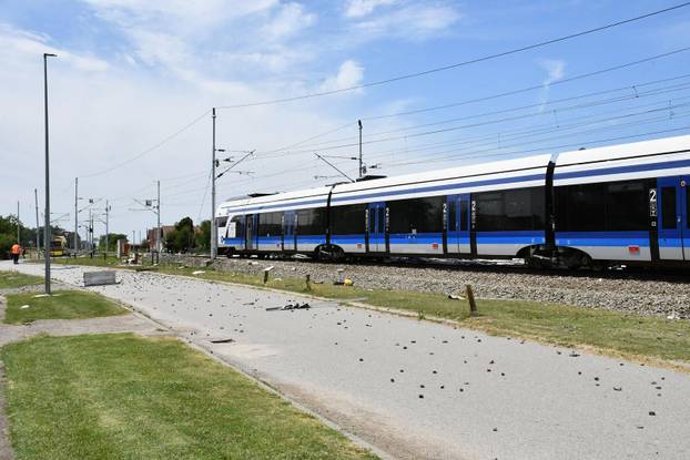 VIDEO Vozač kamiona preminuo nakon stravične nesreće i naleta putničkog vlaka kod Sl. Broda