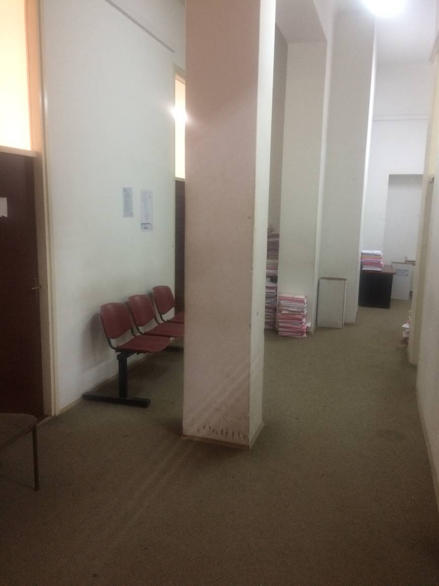 Ovo je za nevjerovati: Djecu po stubama nose na vještačenje