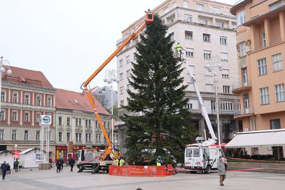 FOTO Pripreme za zagrebački Advent u punom jeku: Bor od 16 metara dobio je kuglice i ukrase