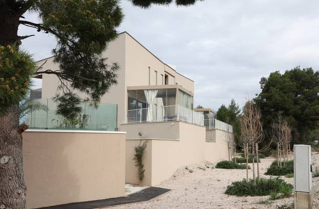 Šibenik: Novoizgrađene vile na plaži Rezalište u Brodarici