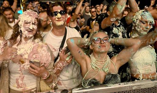 FOTO Aoki na Velesajmu gađao tortom prve redove! Neke su djevojke ostale bez grudnjaka