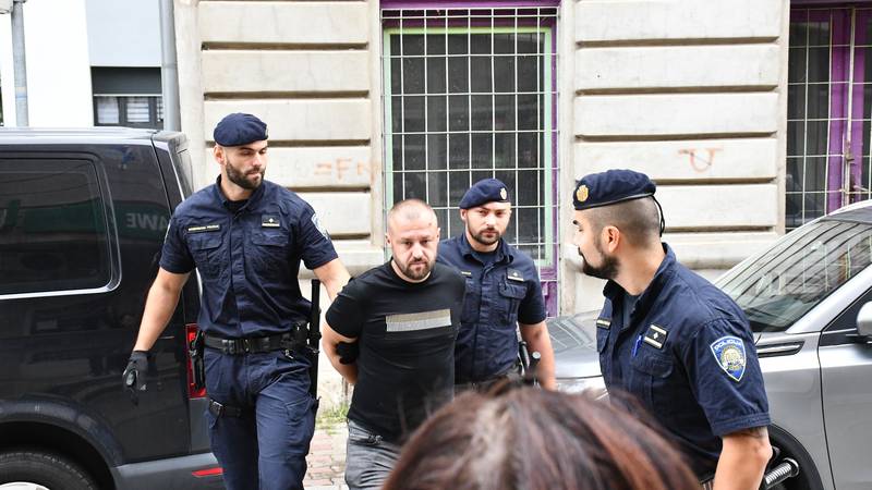 VIDEO Osumnjičeni za ubojstvo u Sl. Brodu stigao na Županijski sud uz jaku policijsku pratnju