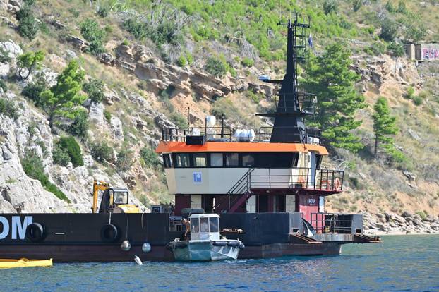 Nastavlja se rušenje bespravno izgrađenih objekata u uvali Vruja