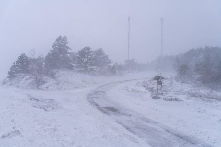 Vratnik: Bura i snijeg na cesti između Vratnik i Senja, cesta otvorena samo za osobna vozila