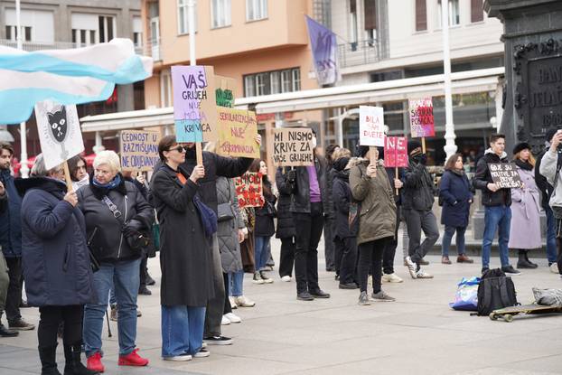 Zagreb: Prosvjednici protiv molitelja na glavnom trgu 