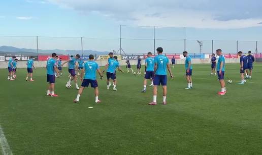 VIDEO Jo&scaron; samo &ccaron;etvorica fale na pripremama, pogledajte kako se 'vatreni' zagrijavaju