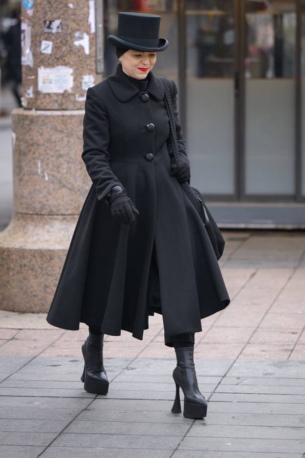 Zagreb: Mirela Holy u zanimljivoj modnoj kombinaciji prošetala je subotnjom špicom