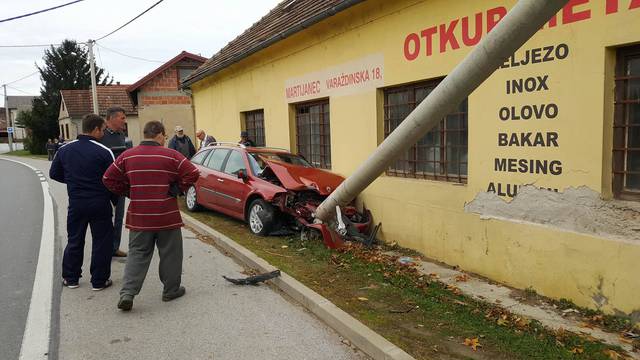 Zabio se u banderu: Smrskao auto i prošao bez ozljeda