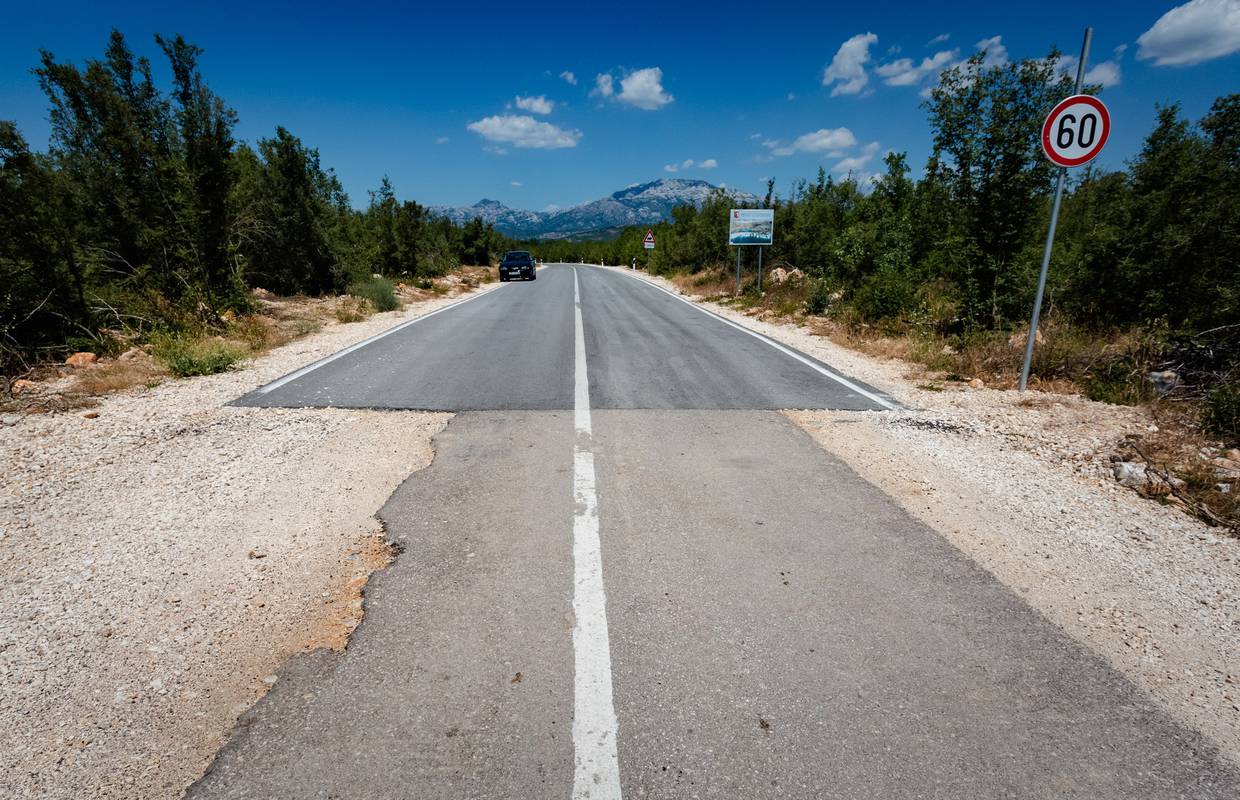 Na granici županija uređena cesta odjednom postaje skromni puteljak: 'Svoj dio smo uredili'