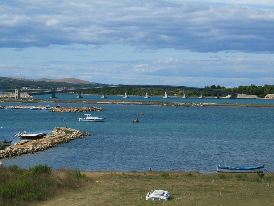 Mađar je izbetonirao pješčanu plažu u Privlaci: Izgradio je zid dug 70 metara, stupove i plato