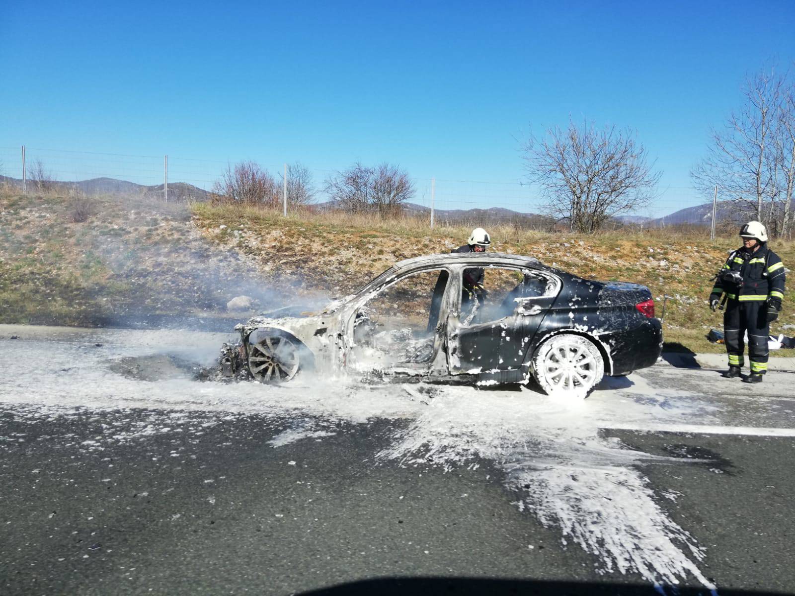 Izgorio je BMW na autocesti A1: 'Cijeli je buknuo, šikljao je dim'
