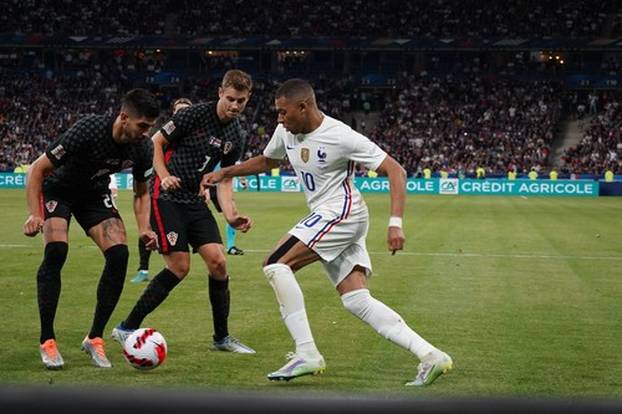 kylian Mbappe of France and  Josip Stanišić , Martin Erlić of Croatia during the nations league football match between France vs Cratia.
