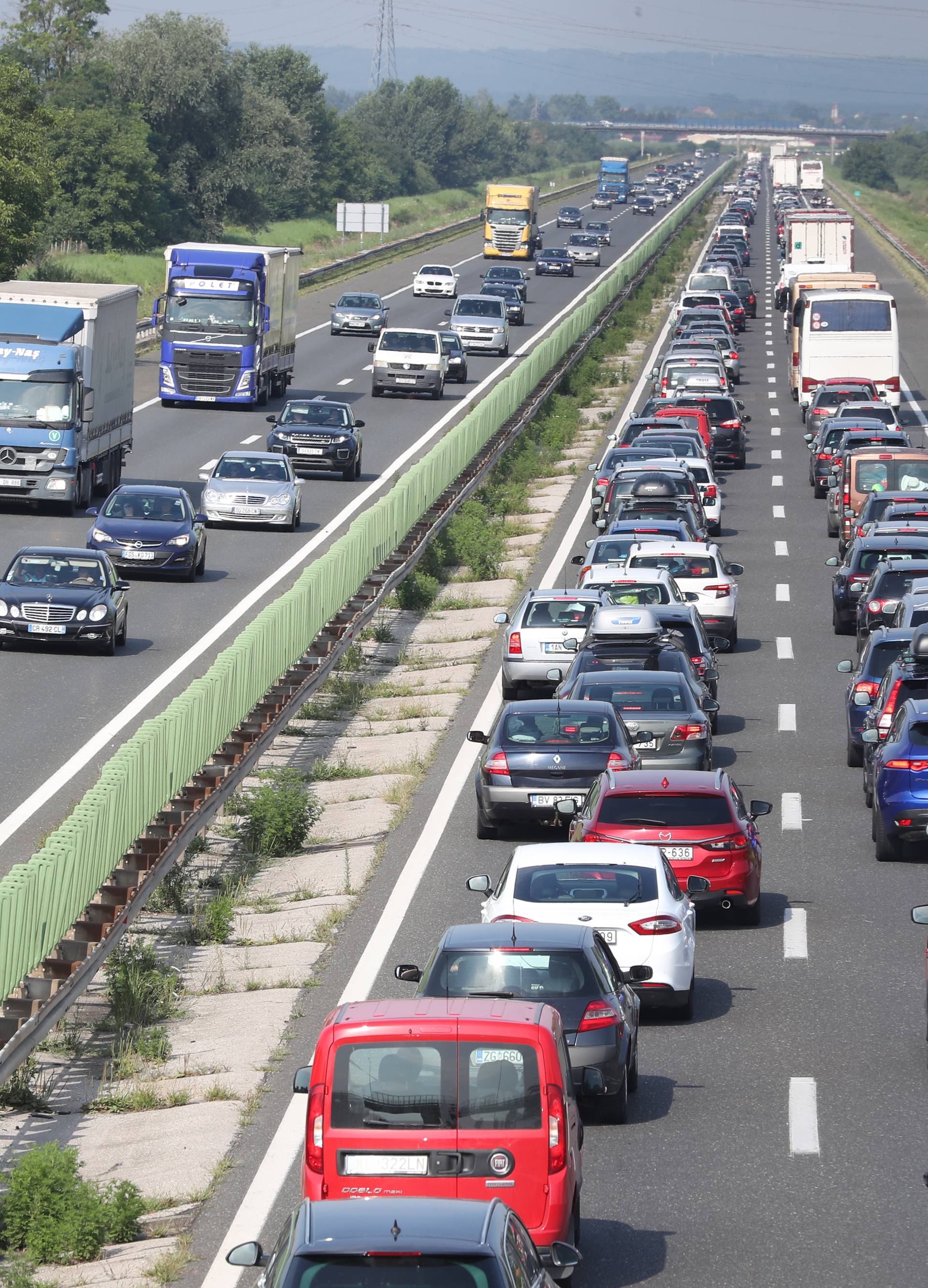 Bilo kuda, a gužve svuda: Na cestama kilometarske kolone