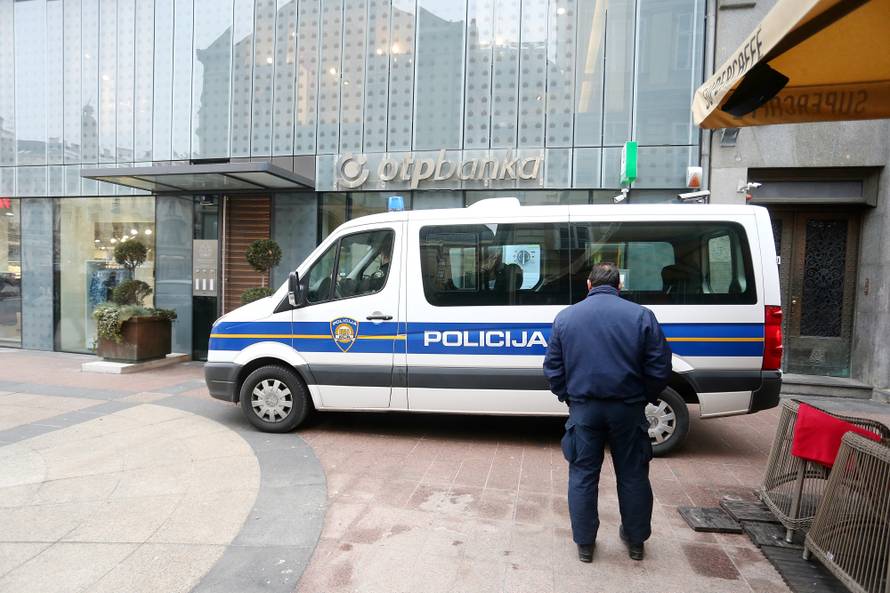 Starac (71) je ušetao u banku i urlao: Raznijet ću se bombom!