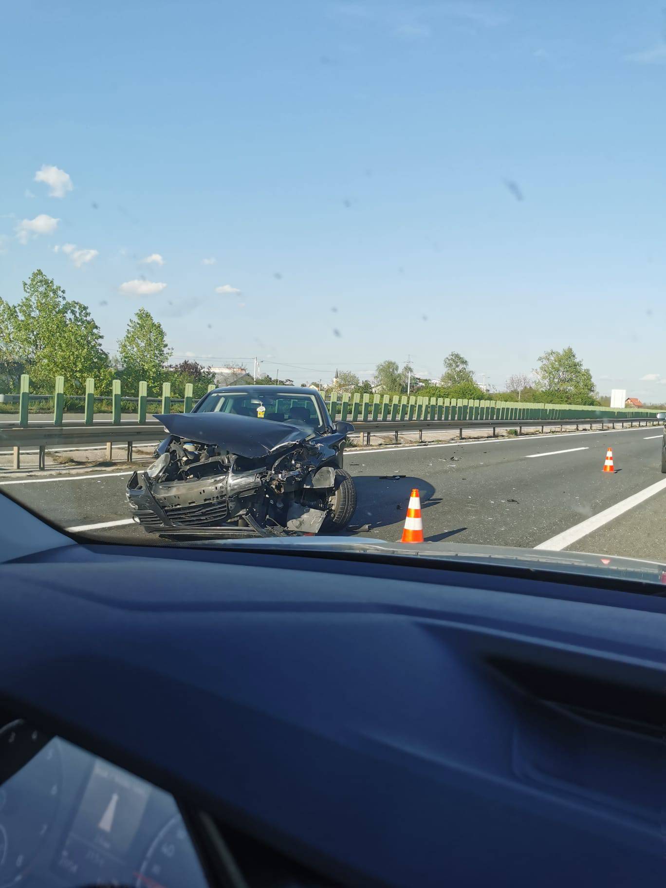 Jedan ozlijeđeni u nesreći kod Buzina: Zabio se automobilom u ogradu, stvorila se veća kolona