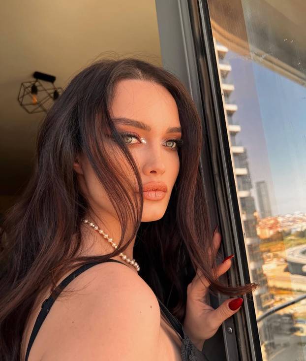 Turska glumica nevjerojatno nalikuje svojoj američkoj kolegici: 'Ista si Angelina Jolie!'