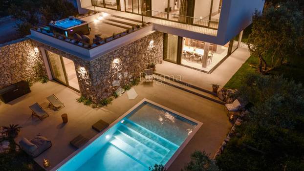 FOTO Nikad viđeno! Prodaje se vila na Šolti. Stoljetna maslina vam raste kraj kauča. Evo cijene