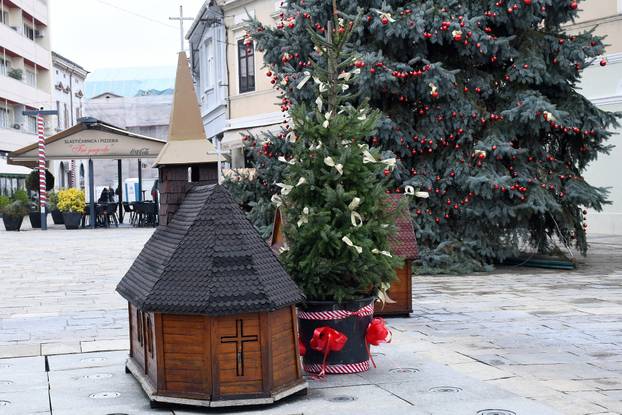 Sisak: Maketa posavskog sela ukrašava prostor kod božićnog drveta