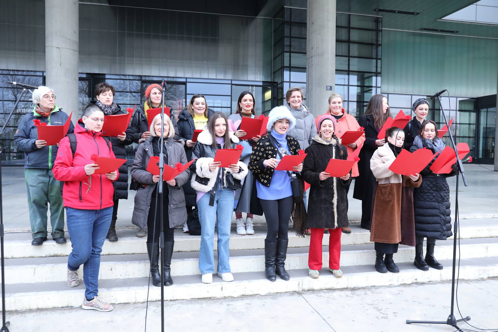 Zagreb: Severina uz zbor Udruge Domino izvela feminističku izvedbu "Lijepe naše"