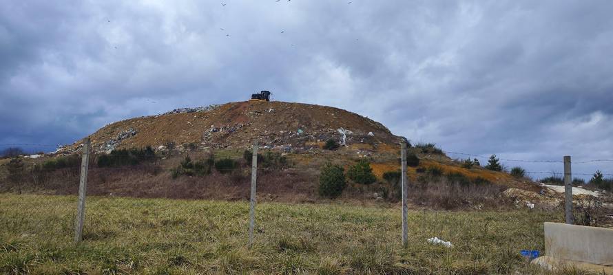 EKSKLUZIVNE SNIMKE: Opasni i plastični otpad bacali su i na gradsko odlagalište u Gospiću!