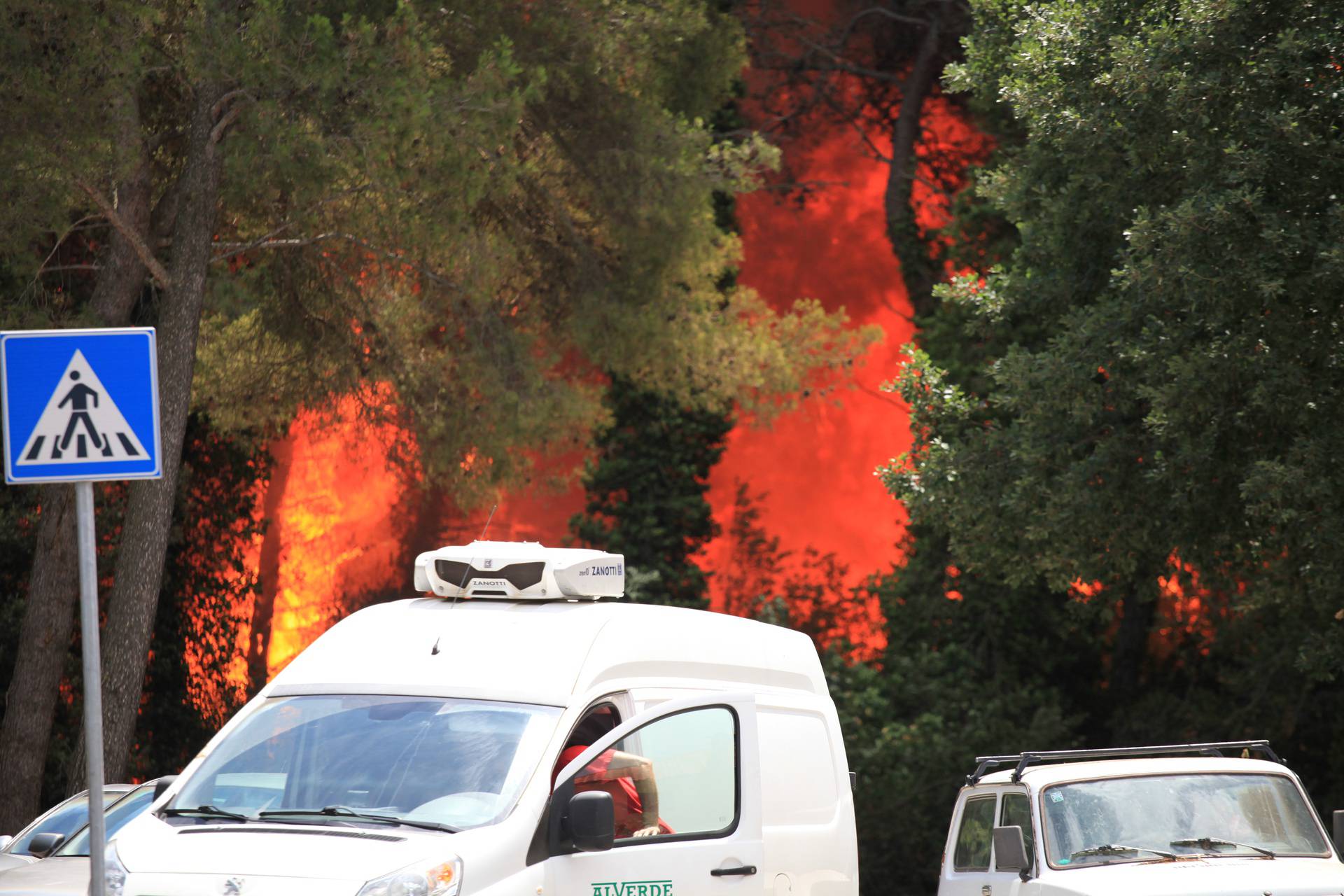 VIDEO Požar u Puli je pod nadzorom: Izgorjelo 40 hektara, uspjeli obraniti kuće