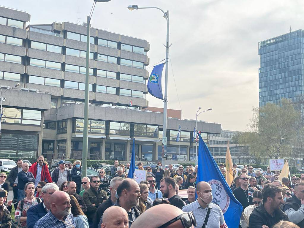 VIDEO Prosvjed protiv otkaza u Holdingu, sindikati zatražili smjene uprave: Zaustavite farsu