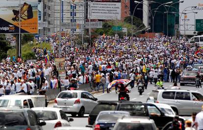 Sto tisuća ljudi prosvjeduje na ulicama: 'Ova će vlada pasti!'