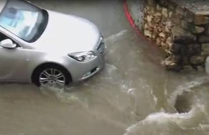 Potop u Dubrovniku: Iskočili su šahtovi, a čak je i asfalt pukao
