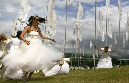 Vjenčane haljine postale hit na Glastonbury festivalu