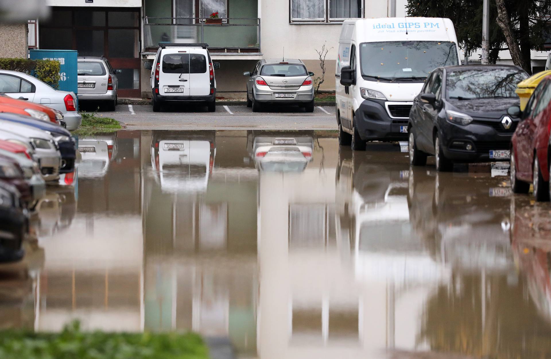 Stanovnike zagrebačkih Gajnica dočekala je poplava. Voda je potpuno prekrila dio Čileanske ulice