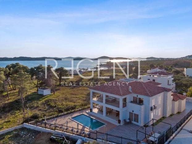 FOTO Luksuzna vila u Vodicama ima grijani bazen, saunu, biljar, jacuzzi... I cijena je 'raskošna'