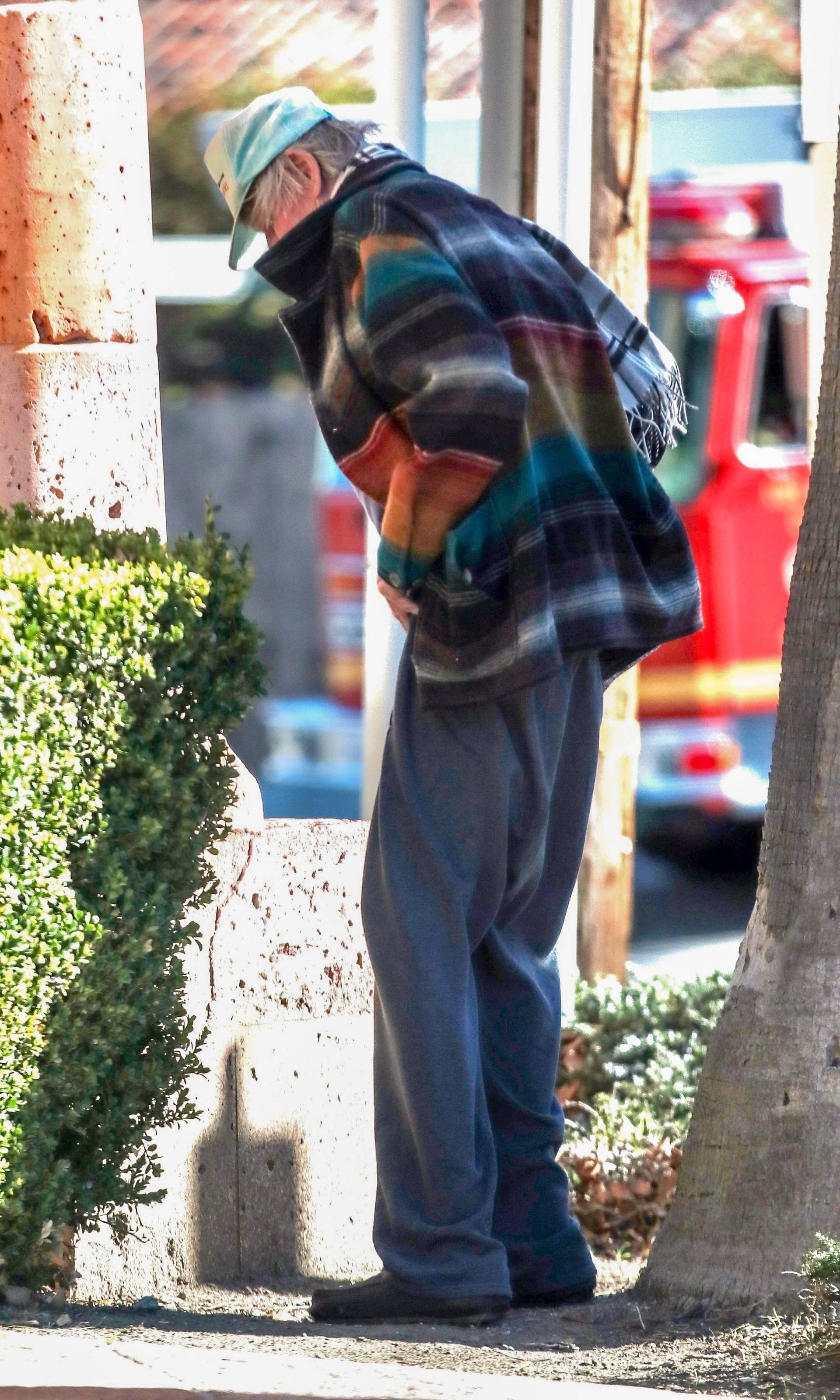 *PREMIUM-EXCLUSIVE* **WARNING-NUDITY** Gary Busey Pulls His Sweatpants Down in Public to Relieve Himself!