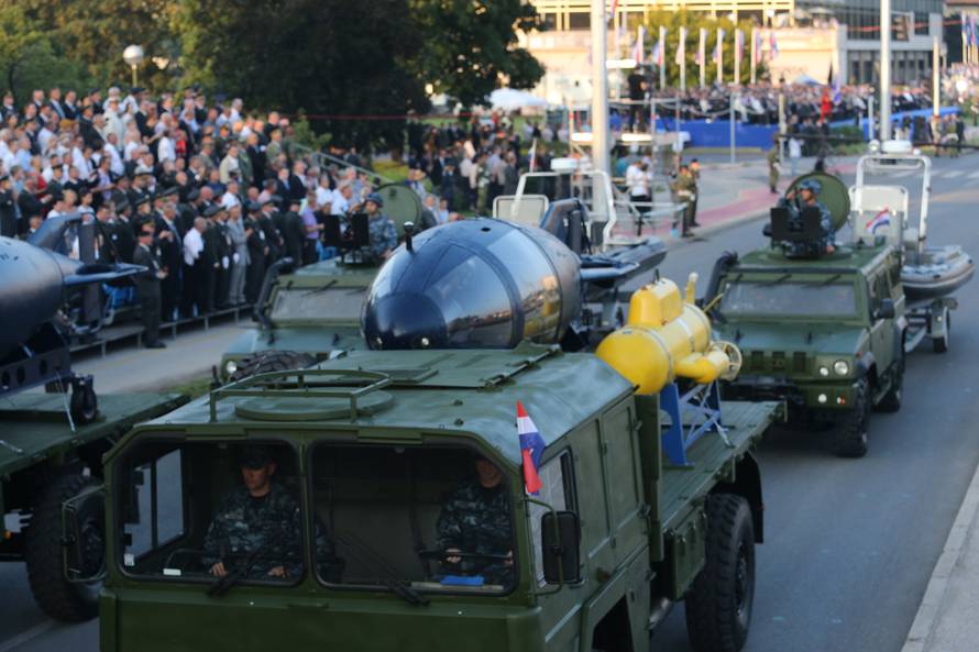 ARHIVA - Na današnji dan 2015. u Zagrebu održan veliki vojni mimohod