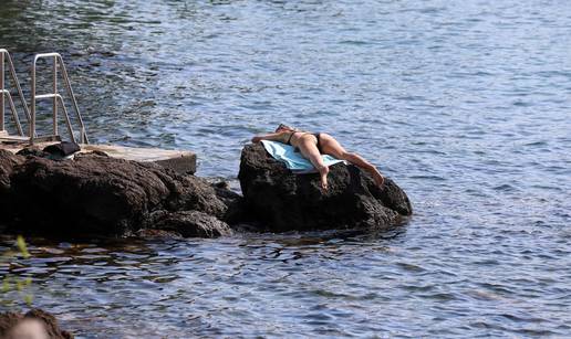 FOTO Vruće u Opatiji: Građani spas potražili na plaži Slatina